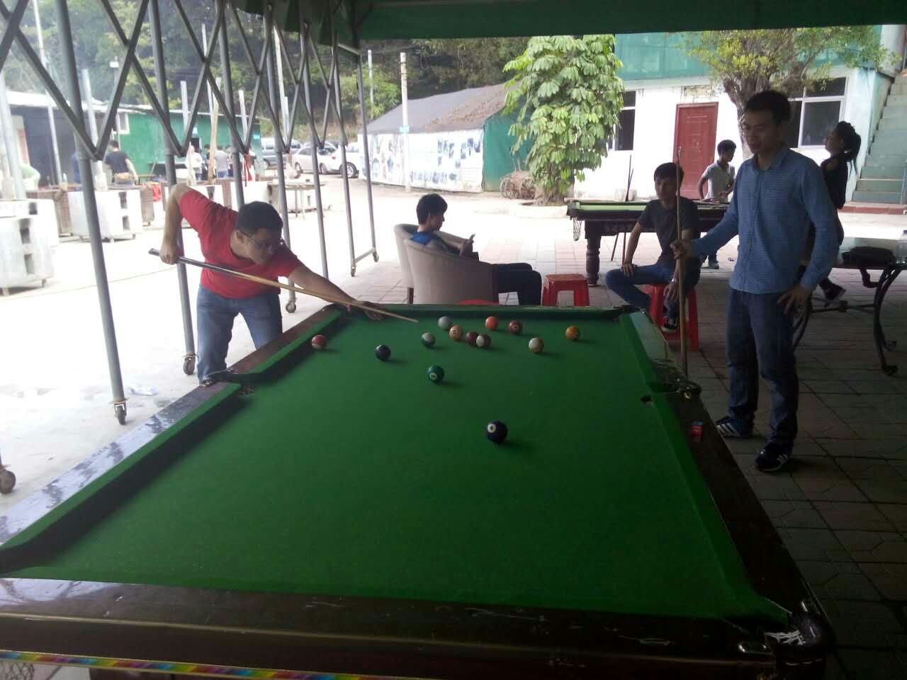 兩位經理在打臺球 兩位經理在打臺球