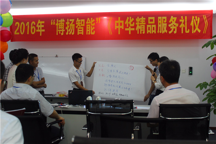 圖為金鷹隊在展示自己隊名、口號、隊歌、隊旗。